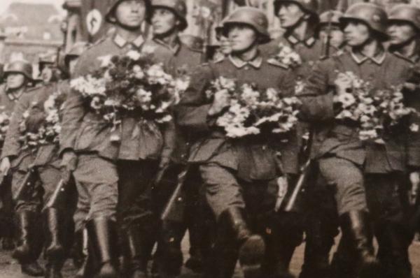 sechs alte Fotos - Parade - Soldaten maschieren durch Chemnitz ??? - Bildberichterstatter